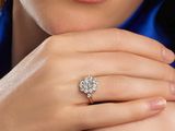 une femme qui porte une bague en diamant au doigt