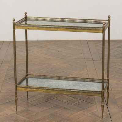 une étagère en verre surmontée d'un cadre métallique