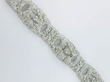 gros plan d'un bracelet en diamant sur une surface blanche