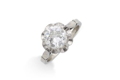 une bague à une pierre en diamant,