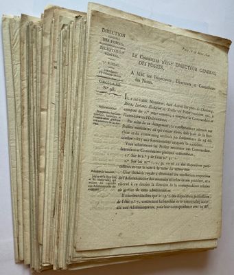 plusieurs vieux livres sont empilés sur une table
