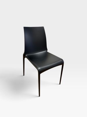une image représentant un fauteuil en cuir noir sur fond blanc