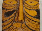 un masque jaune et noir exposé dans une vitrine