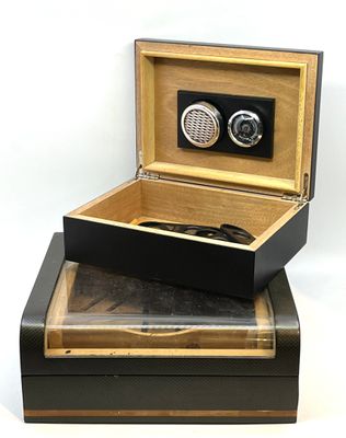 une boîte en bois contenant une paire de montres-bracelets