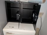 une petite armoire surmontée de deux portes ouvertes