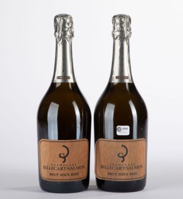 deux bouteilles de champagne posées l'une à côté de l'autre sur une surface blanche