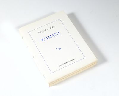 le livre est posé sur une surface blanche bordée d'un liseré bleu
