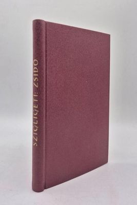 un livre à la couverture rouge posé sur une surface blanche