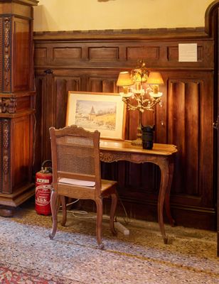 une photo d'un salon aux murs lambrissés