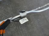 une paire de ciseaux et une paire de pinces par terre