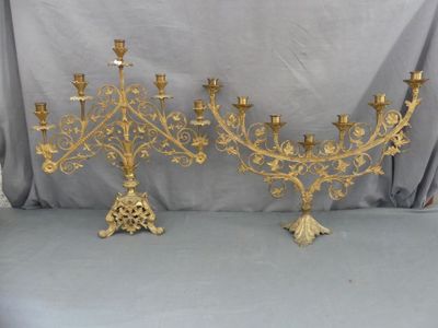 paire de candélabres anciens en laiton avec fleurs et feuilles