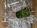 une boîte remplie de verres à vin vides, avec une bouteille à l'intérieur