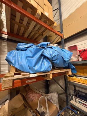 un sac bleu posé sur une palette dans un entrepôt