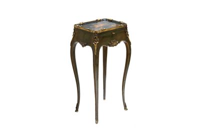 une image représentant une petite table avec un plateau en marbre