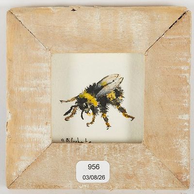 peinture représentant une abeille dans un cadre en bois sur fond blanc