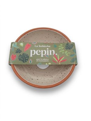 le petit bol est posé sur une assiette sur laquelle est collée une étiquette