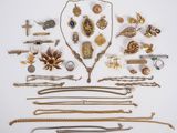 une collection de bijoux comprenant un collier, un bracelet et d'autres articles