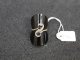 gros plan d'une bague à laquelle est attachée une étiquette