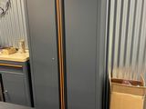 une photo d'une armoire métallique dans un garage