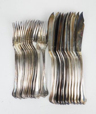 beaucoup de fourchettes et de cuillères sur la table