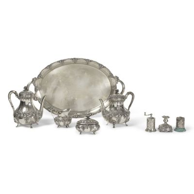 un ensemble d'objets en argent comprenant un plateau, des tasses et des soucoupes