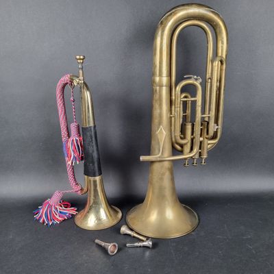 une image représentant une trompette en laiton et d'autres instruments de musique sur un fond noir