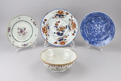 trois assiettes et un bol posés sur un support posé sur une table