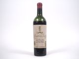 gros plan d'une bouteille de vin sur fond blanc