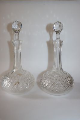 deux carafes en verre transparent posées sur une surface blanche