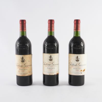 trois bouteilles de vin posées les unes à côté des autres sur une surface blanche