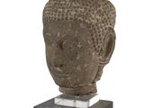 une image représentant une tête de Bouddha en pierre posée sur un socle en marbre