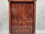 une commode en bois avec un plateau en marbre