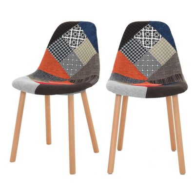 deux chaises aux pieds en bois, ornées d'un motif en patchwork