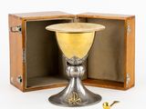 un calice en argent et en or dans un coffret en bois
