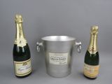 trois bouteilles de champagne dans un seau en argent et deux bouteilles de champagne dans un seau en argent