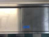une armoire en acier inoxydable sur laquelle est collé un autocollant bleu