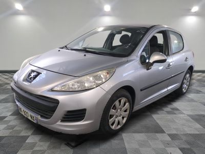 la petite voiture argentée est garée dans la pièce au sol en damier