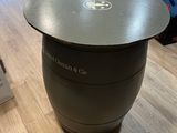 une photo d'une table fabriquée à partir d'un tonneau de vin