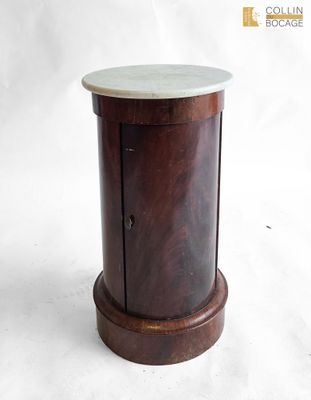 une petite table en bois avec un plateau en marbre sur fond blanc