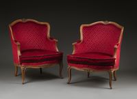 Paire de bergeres gondoles en hêtre mouluré et sculpté de fl…