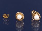 trois paires de boucles d'oreilles en or et perles sur un fond noir