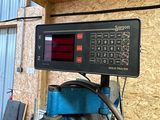 une machine qui se trouve dans un bâtiment et sur laquelle est fixée une horloge