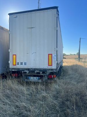 un camion garé dans un champ