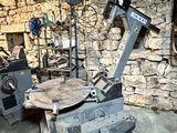 une machine qui se trouve à l'intérieur d'un bâtiment
