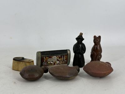 une petite figurine représentant un homme et un ours près de quelques rochers