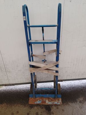 une petite échelle bleue appuyée contre un mur