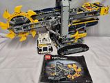 une maquette Lego représentant une grue et un livre posé sur une table