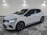 une voiture blanche est garée sur le sol à carreaux d'un garage
