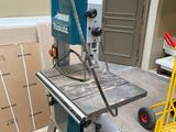 a machine that is sitting on a table in a room