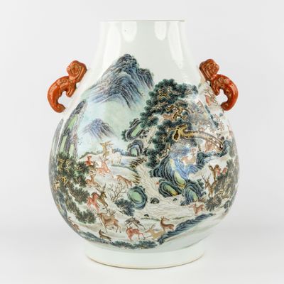un vase avec un tableau posé sur une table
